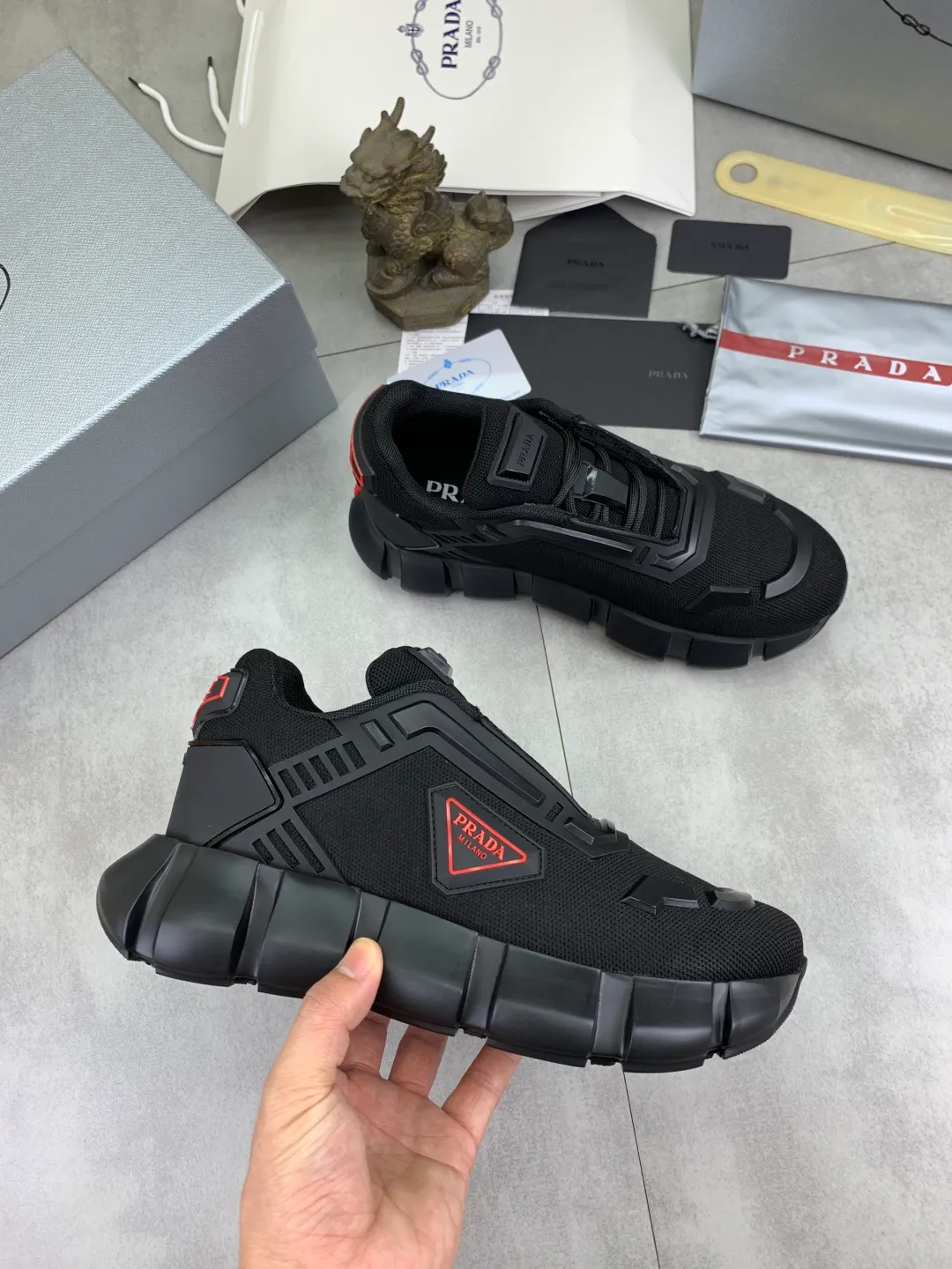 Men's shoes 💰P580💰 [New style] High version official website popular models are on the market, 🆘 Trendy brand (Prada) mainly promotes popular models, avant-garde and versatile fashion men's shoes private version mold opening, cowhide surface splicing 1:1.. Fashionable and simple, original imported cowhide lining cowhide feet; the atmosphere and personality are more fashionable, eye-catching and pursuing class. It will subvert the old idea and be a must-have for fashion trendsetters with you! Must keep it for yourself! Tall and comfortable, large and low, high-end quality workmanship. Size: 38-45; 4️⃣ colors available.